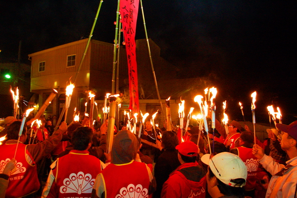 2007清境火把節，首度由數十位居民一起高舉火把、照天祈年，並象徵部落團結、薪火相傳（攝影：ALINA）