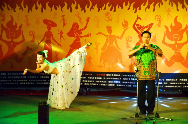 2013 清境火把節，荷風樂坊帶來專業葫蘆絲演奏與雲南孔雀舞演出（攝影：ALINA）