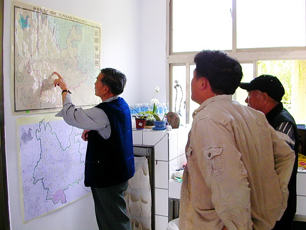 博望新村第一代耆老解光鎔試圖從雲南省地圖中找出故鄉的位置（2002.07.19）