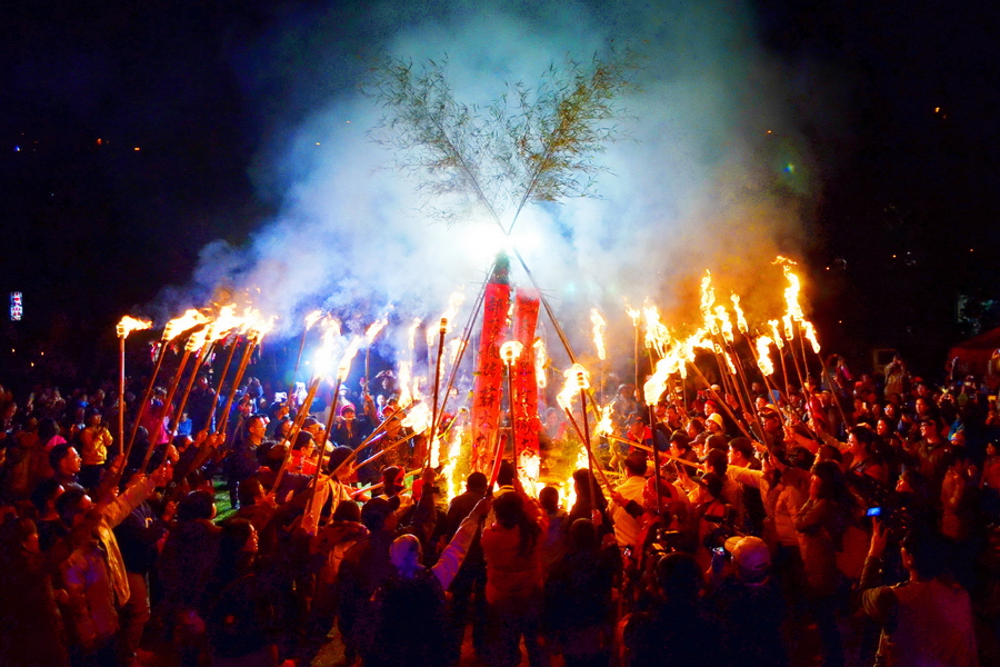 清境火把節象徵「照天祈年，除穢求吉，部落團結，薪火相傳」